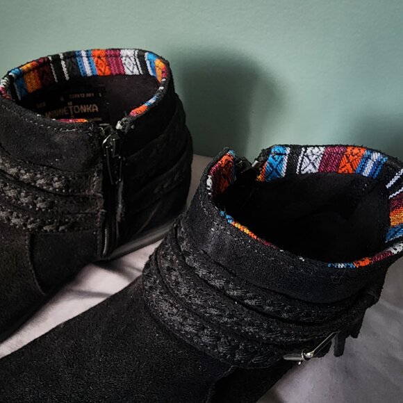 Minnetonka Women's Black Dixon Suede Ankle Booties, Size 6 - Picture 4 of 12